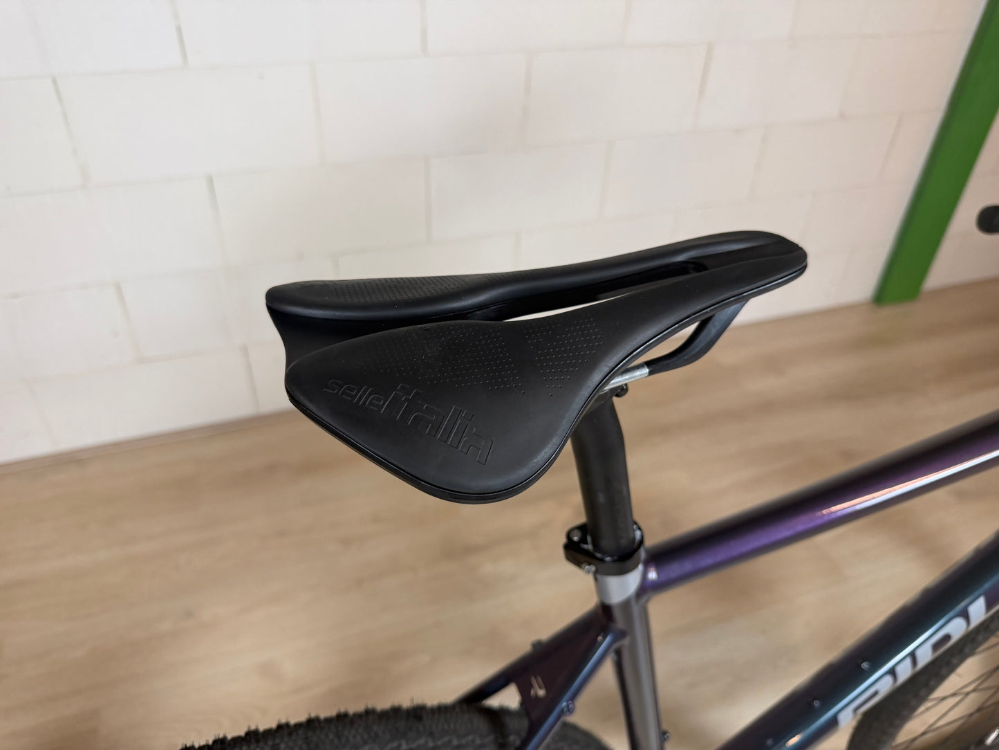 Zwart Ridley Grifn A racefiets met aerodynamisch frame en kleurrijke details, klaar voor snelle ritten.