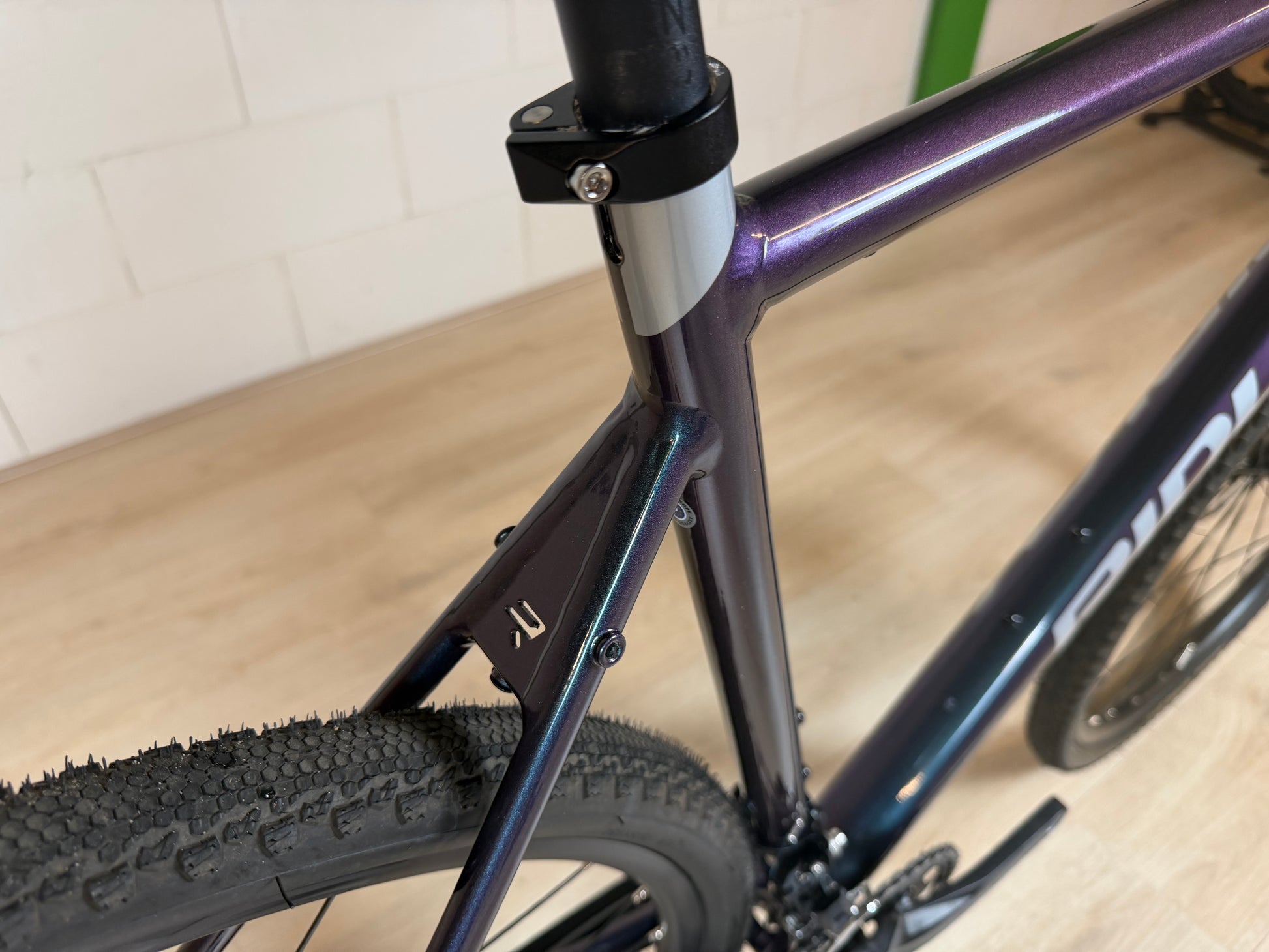 Zwart Ridley Grifn A racefiets van Vélo Studio met aerodynamisch frame en dunne banden op een weg met achtergrond.