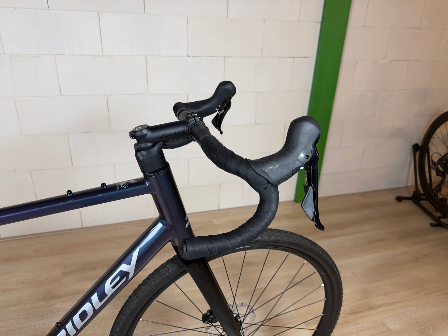 Zwart Ridley Grifn A racefiets met aerodynamisch frame en dikke banden, ontworpen voor snelheid en prestaties.