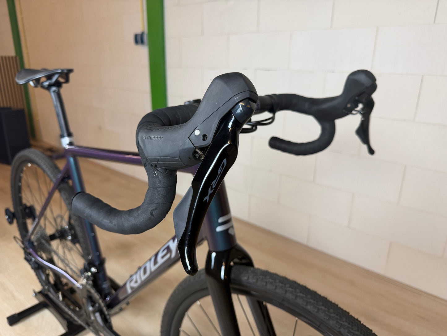 Vélo Studio Ridley Grifn A racefiets met zwarte frame en aerodynamisch ontwerp, klaar voor snelle ritten en competitie