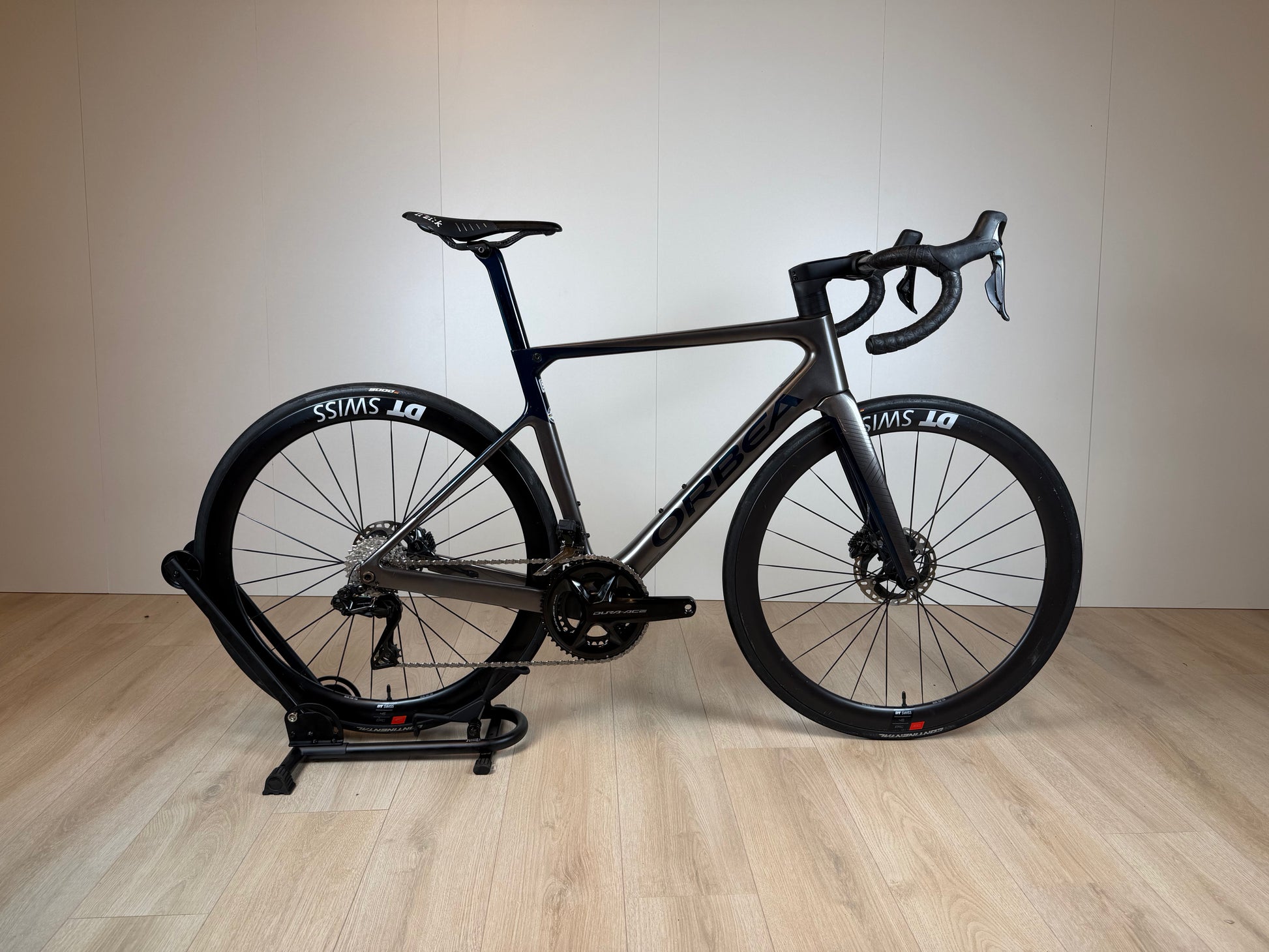 Zwart Orbea Orca M10iLTD PWR racefiets met aerodynamisch frame, schijfremmen en high-end componenten, zichtbaar in de afbeelding