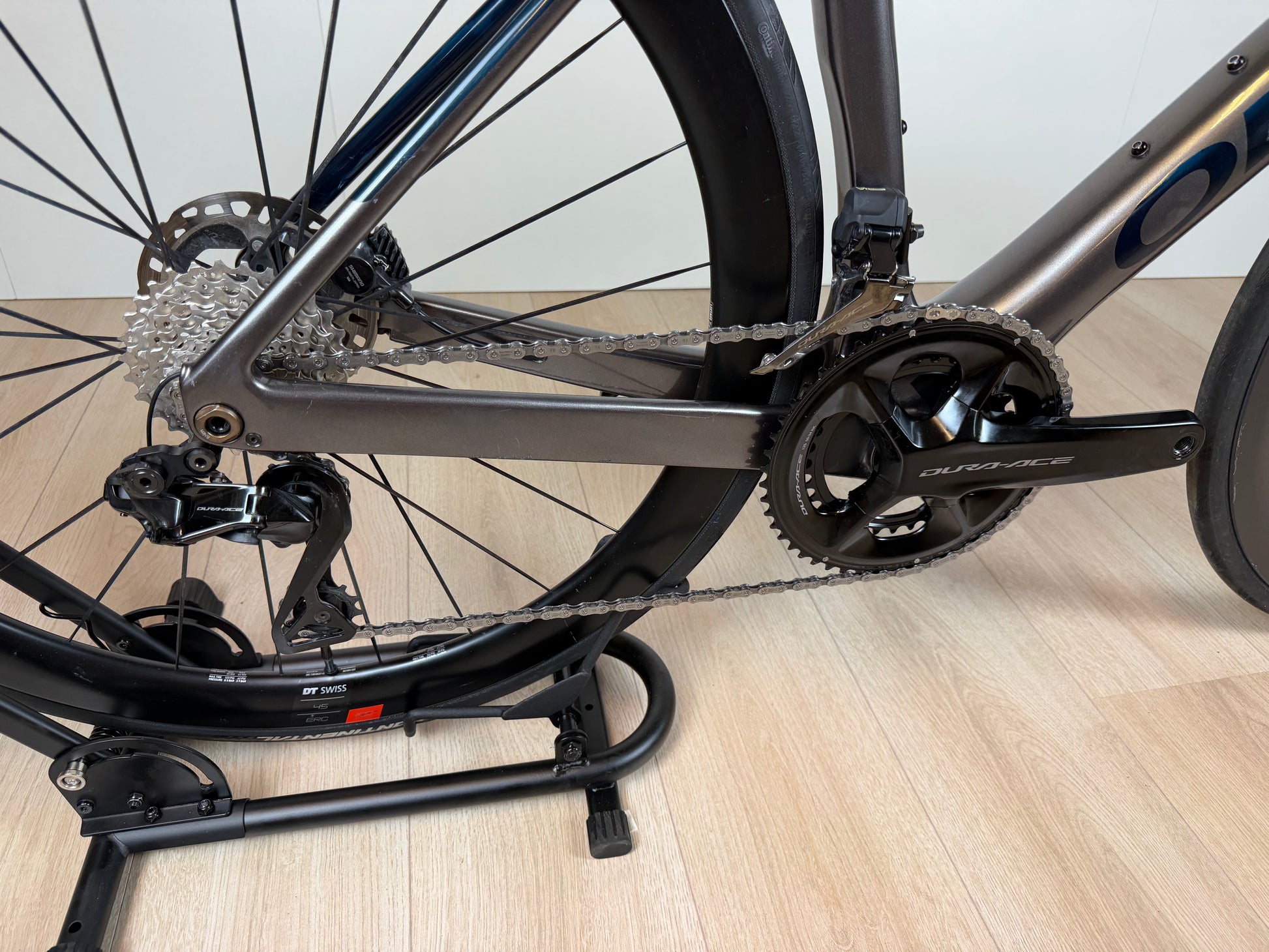 Orbea Orca M10iLTD PWR racefiets met carbon frame en aerodynamisch ontwerp, close-up van het frame en wiel.