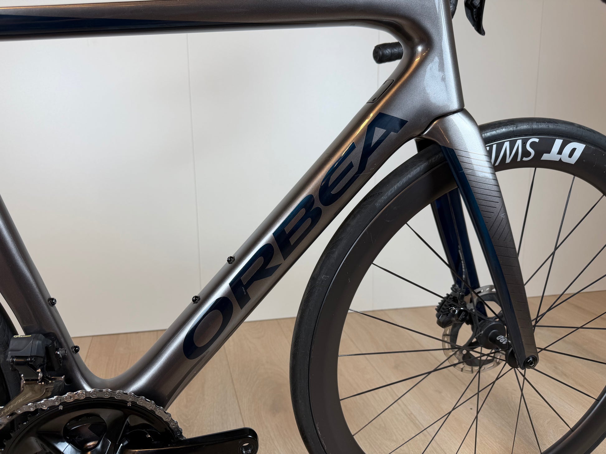 Orbea Orca M10iLTD PWR racefiets met aerodynamisch frame en geavanceerde onderdelen, zwart met blauwe accenten, zichtbaar in de afbeelding