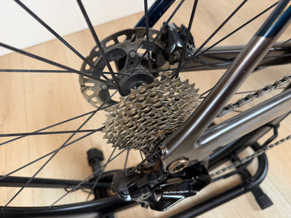 Zwart Orbea Orca M10iLTD PWR racefiets met aerodynamisch frame en geavanceerde onderdelen, klaar voor snelle ritten.