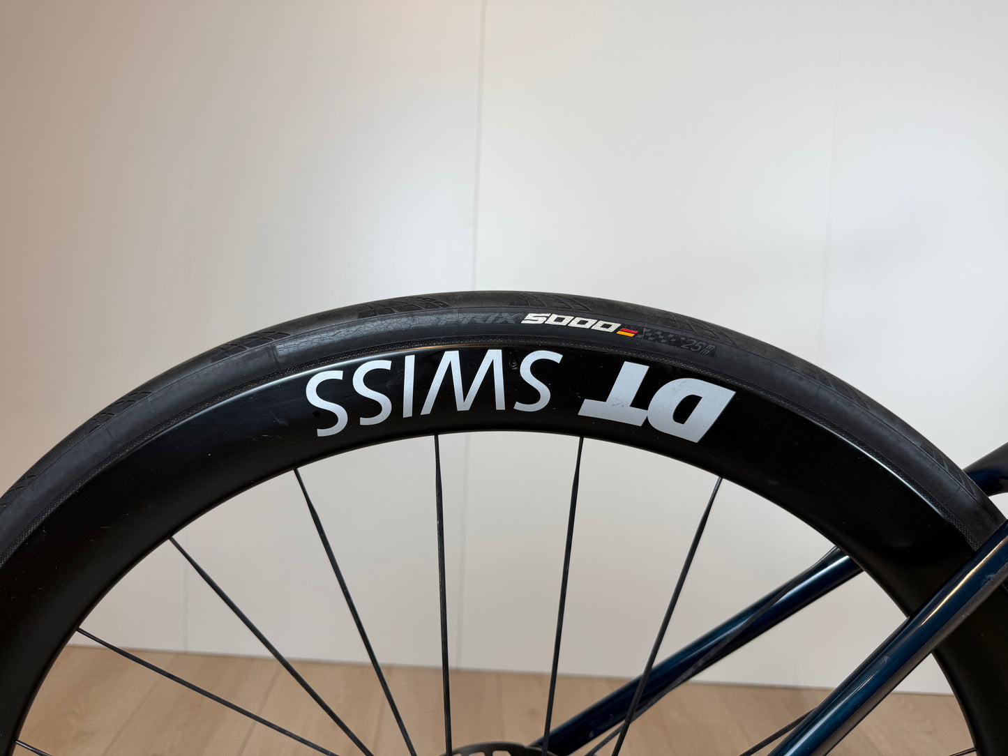Orbea Orca M10iLTD PWR racefiets met carbon frame, zwarte kleur, aerodynamisch ontwerp en geavanceerde technologie.