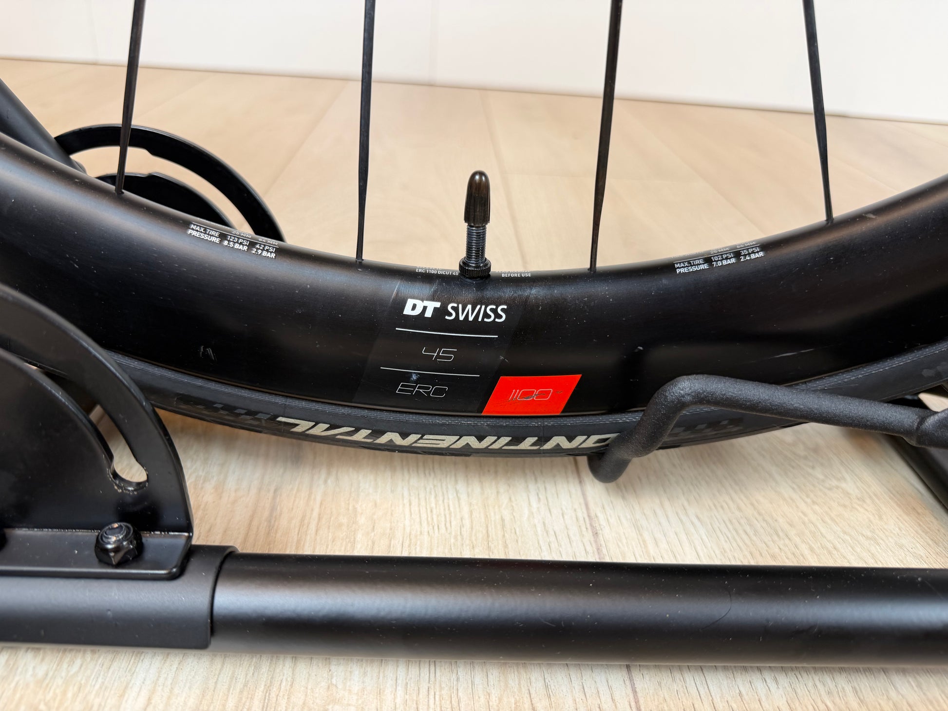 Zwart Orbea Orca M10iLTD PWR racefiets met aerodynamisch frame en geavanceerde componenten, klaar voor snelle ritten
