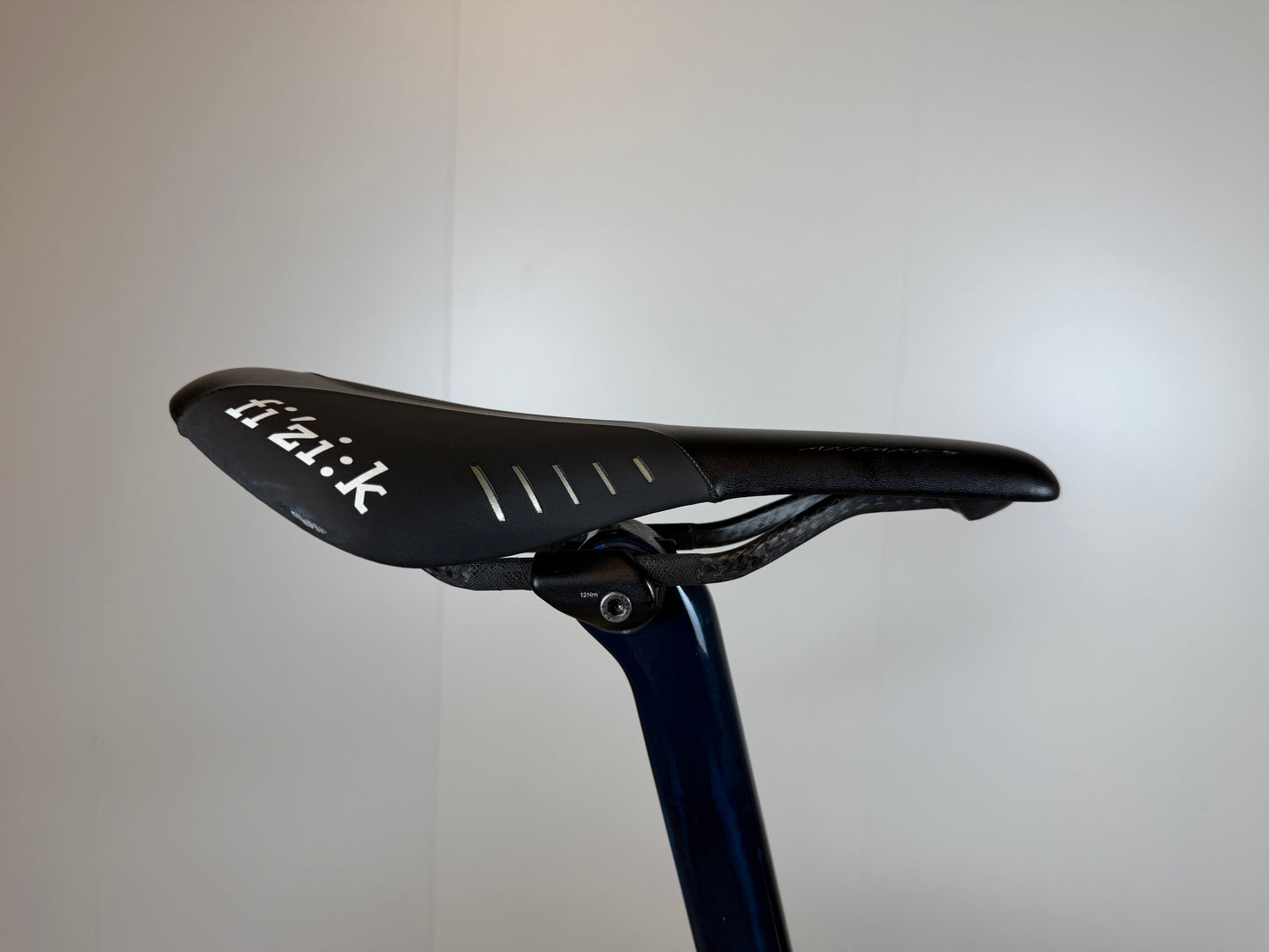 Lichte Orbea Orca M10iLTD PWR racefiets met aerodynamisch frame en carbon wielen, klaar voor snelle ritten