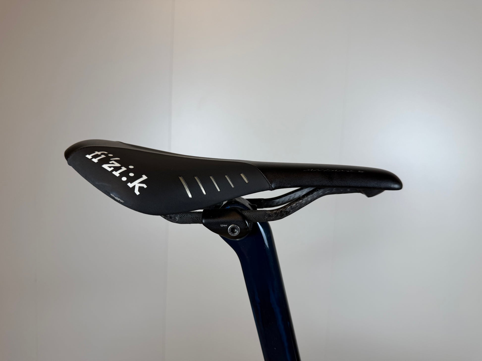 Lichte Orbea Orca M10iLTD PWR racefiets met aerodynamisch frame en carbon wielen, klaar voor snelle ritten