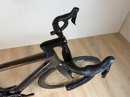 Orbea Orca M10iLTD PWR racefiets met aerodynamisch frame, zwarte kleur en geavanceerde wielsets, klaar voor competities.
