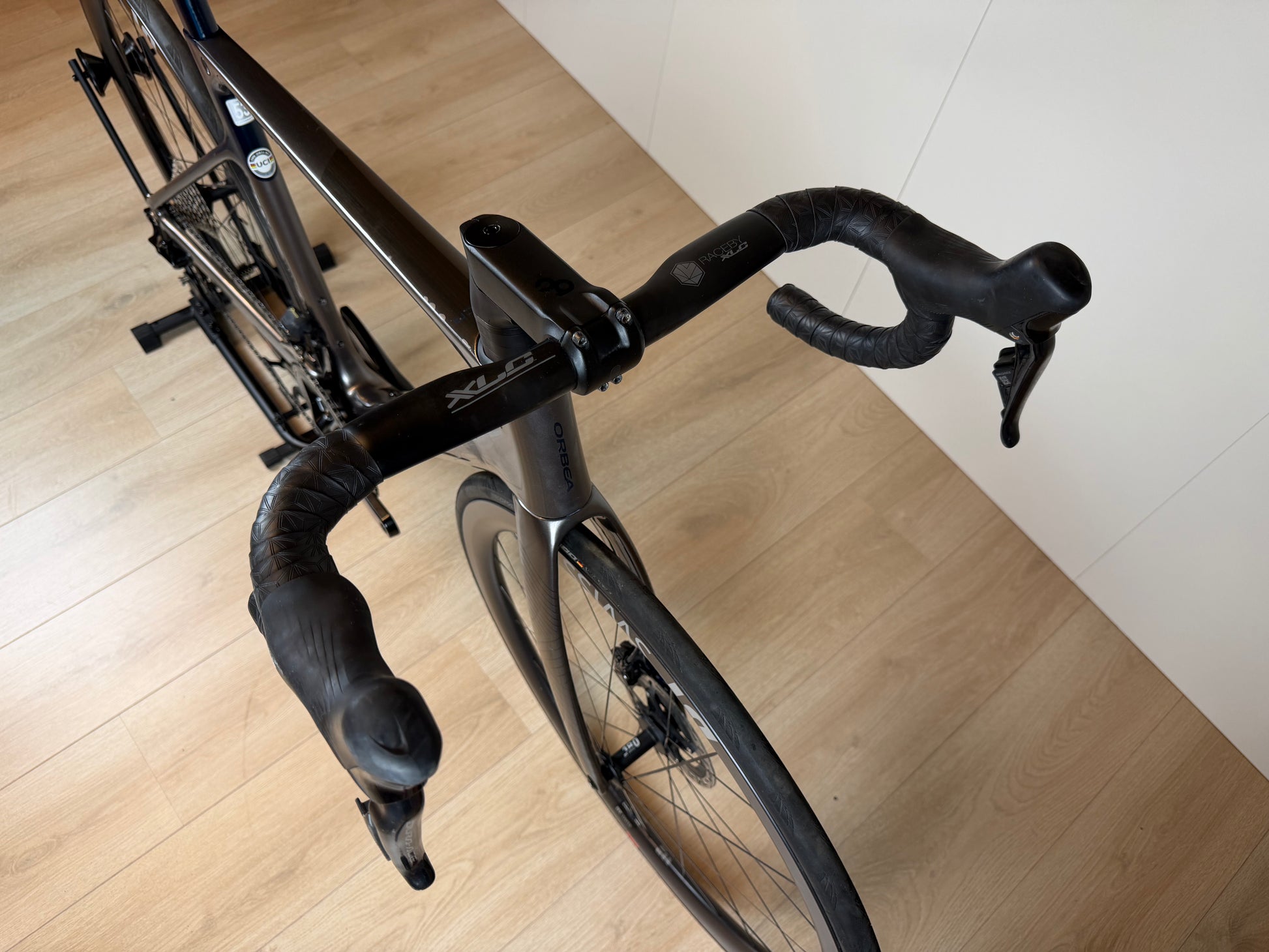 Zwart Orbea Orca M10iLTD PWR racefiets met aerodynamisch frame en geavanceerde componenten, klaar voor snelle ritten.