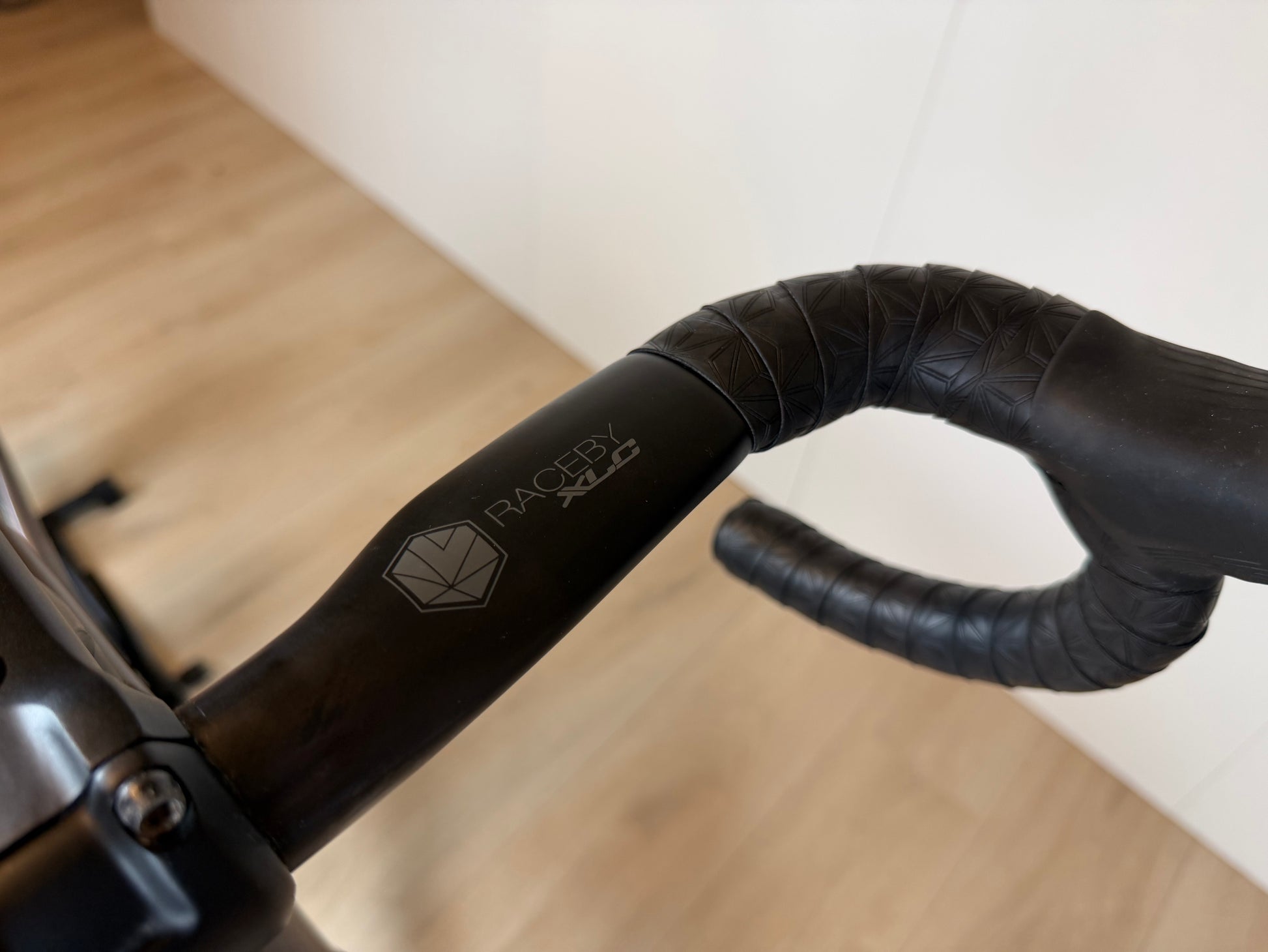 Zwart Orbea Orca M10iLTD PWR racefiets met aerodynamisch frame en geavanceerde Shimano Ultegra groepen, klaar voor snelheid.
