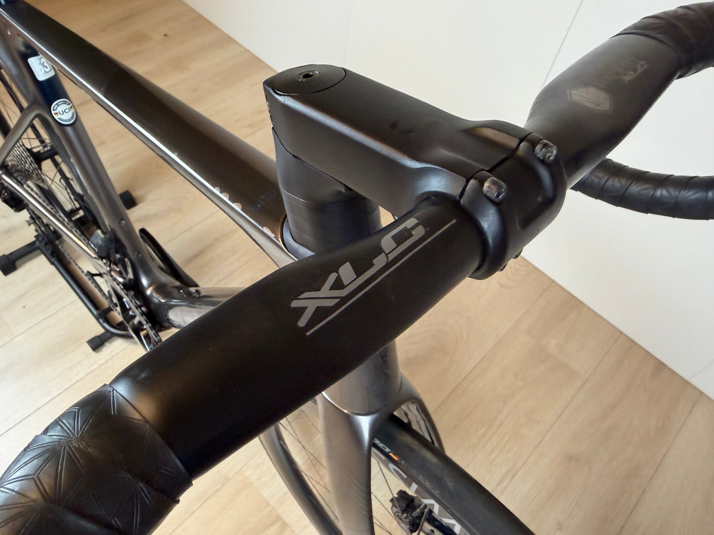 Orbea Orca M10iLTD PWR racefiets met zwart-blauwe frame en aerodynamisch ontwerp, geplaatst op een witte achtergrond.