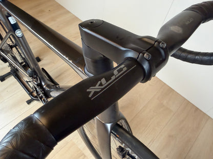 Orbea Orca M10iLTD PWR racefiets met zwart-blauwe frame en aerodynamisch ontwerp, geplaatst op een witte achtergrond.