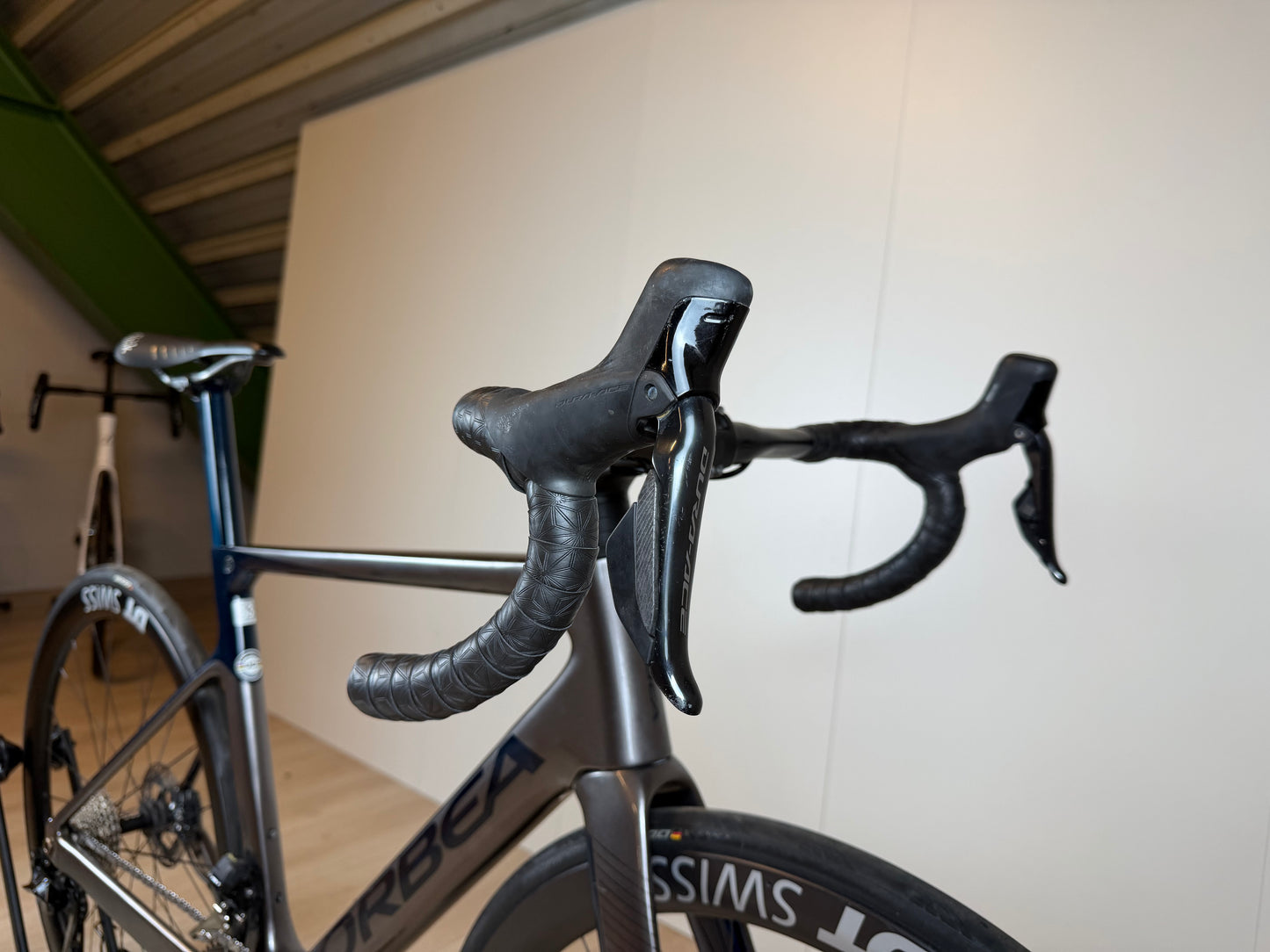 Orbea Orca M10iLTD PWR racefiets met carbon frame, zwart met blauwe accenten, vlakke stuur en high-performance onderdelen