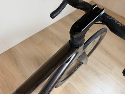 Zwart Orbea Orca M10iLTD PWR racefiets met aerodynamisch frame, aero sturen en high-end componenten op een witte achtergrond