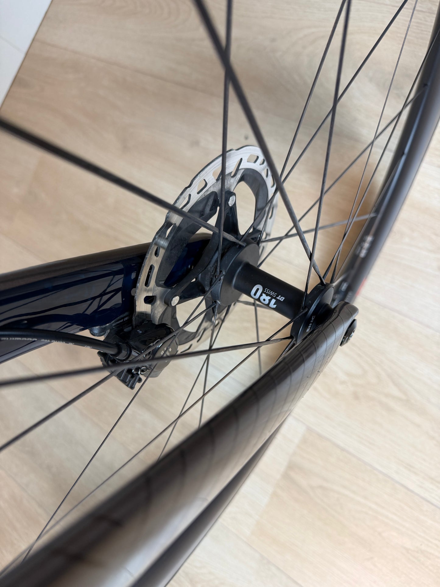 Orbea Orca M10iLTD PWR racefiets in zwart en rood, met aerodynamisch frame en high-performance componenten, zichtbaar in de afbeelding.