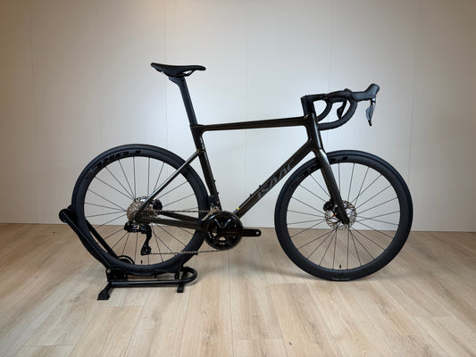 Zilveren Isaac Boson Sonic 2026 L racefiets van Vélo Studio, zichtbaar met frame en wielen op een witte achtergrond