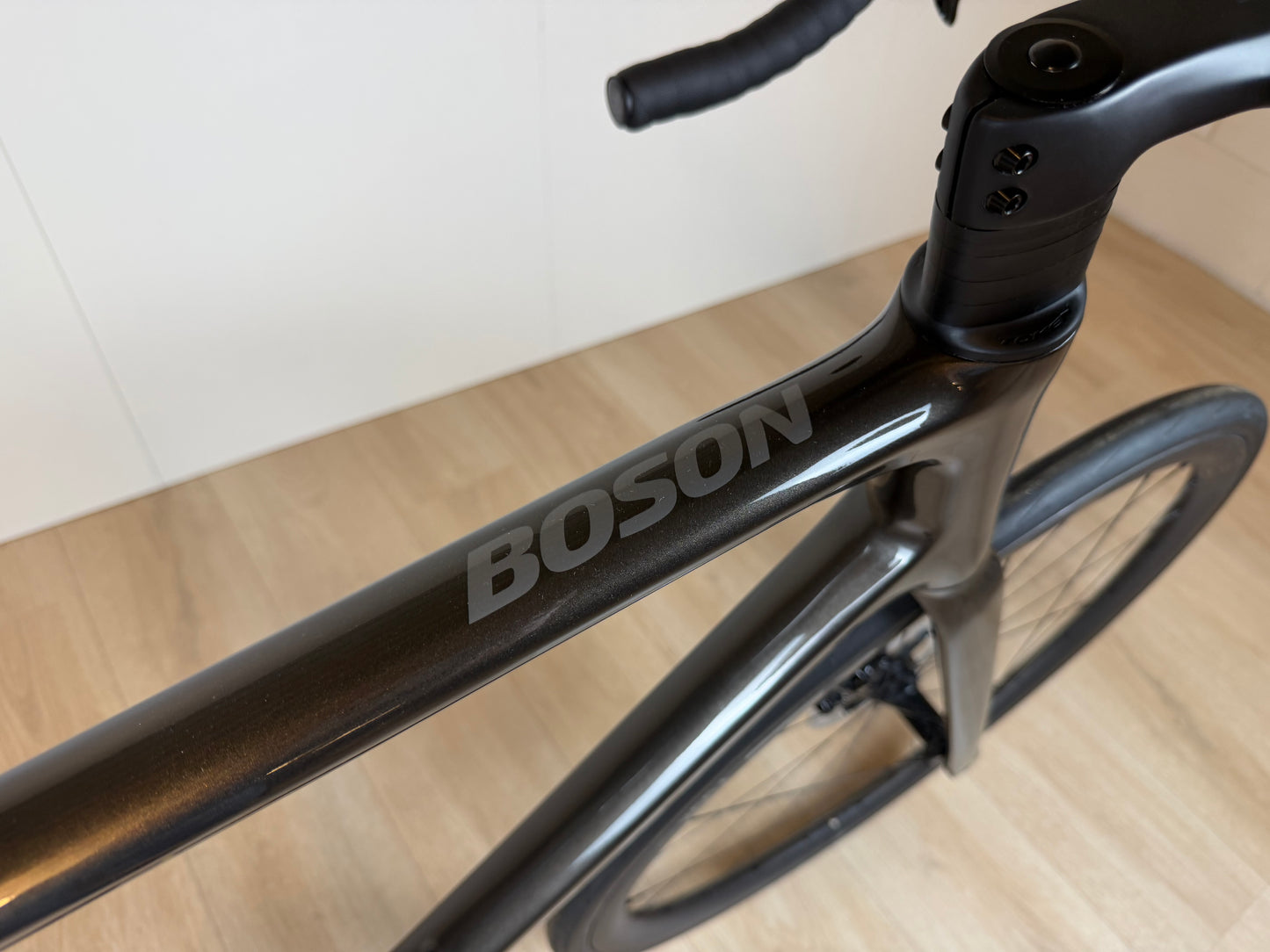 Zilveren Isaac Boson Sonic 2026 L racefiets van Vélo Studio, close-up van het frame en wiel.