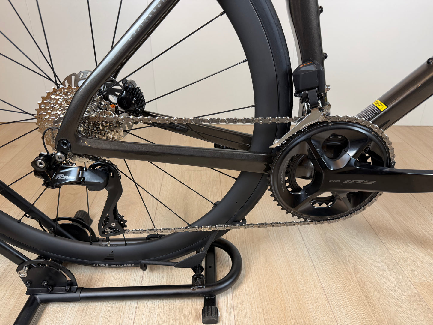 Zilveren Isaac Boson Sonic 2026 L racefiets van Vélo Studio, close-up van het frame en wiel op de afbeelding
