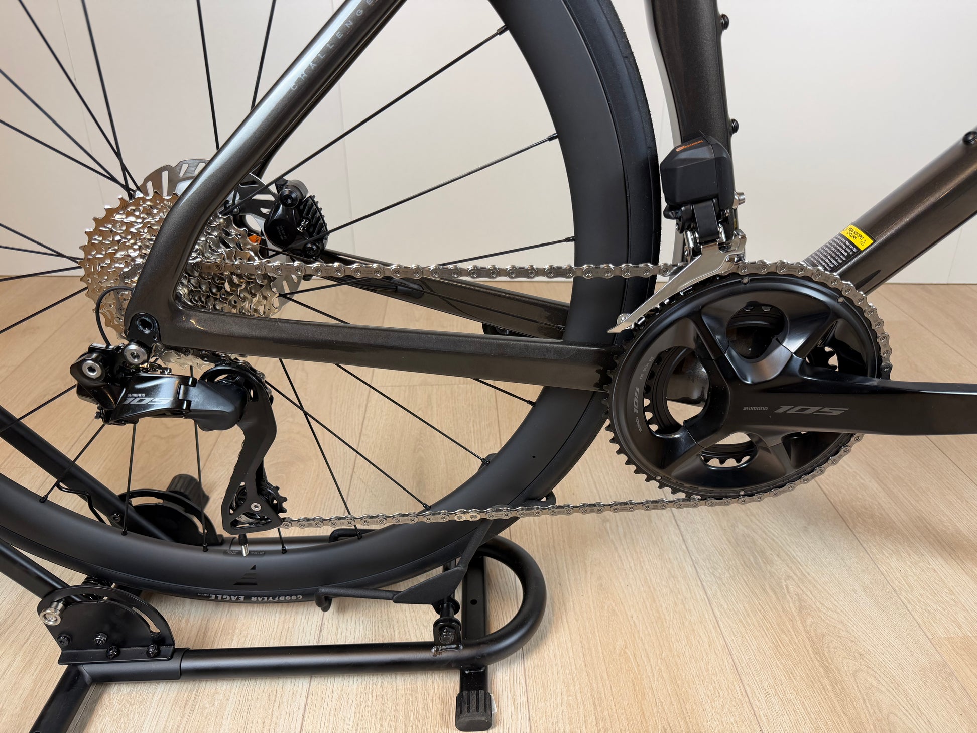 Zilveren Isaac Boson Sonic 2026 L racefiets van Vélo Studio, close-up van het frame en wiel op de afbeelding