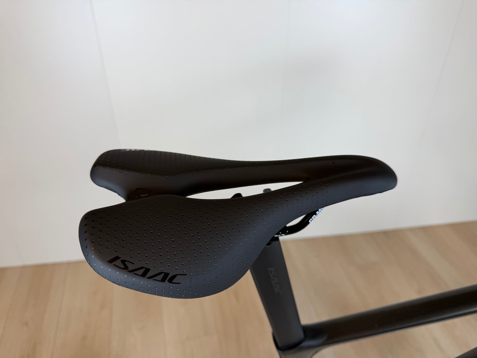 Zilveren Isaac Boson Sonic 2026 L racefiets van Vélo Studio met aerodynamisch frame en racewielen, klaar voor snel wielrennen.