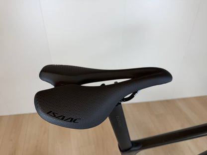 Zilveren Isaac Boson Sonic 2026 L racefiets van Vélo Studio met aerodynamisch frame en racewielen, klaar voor snel wielrennen.