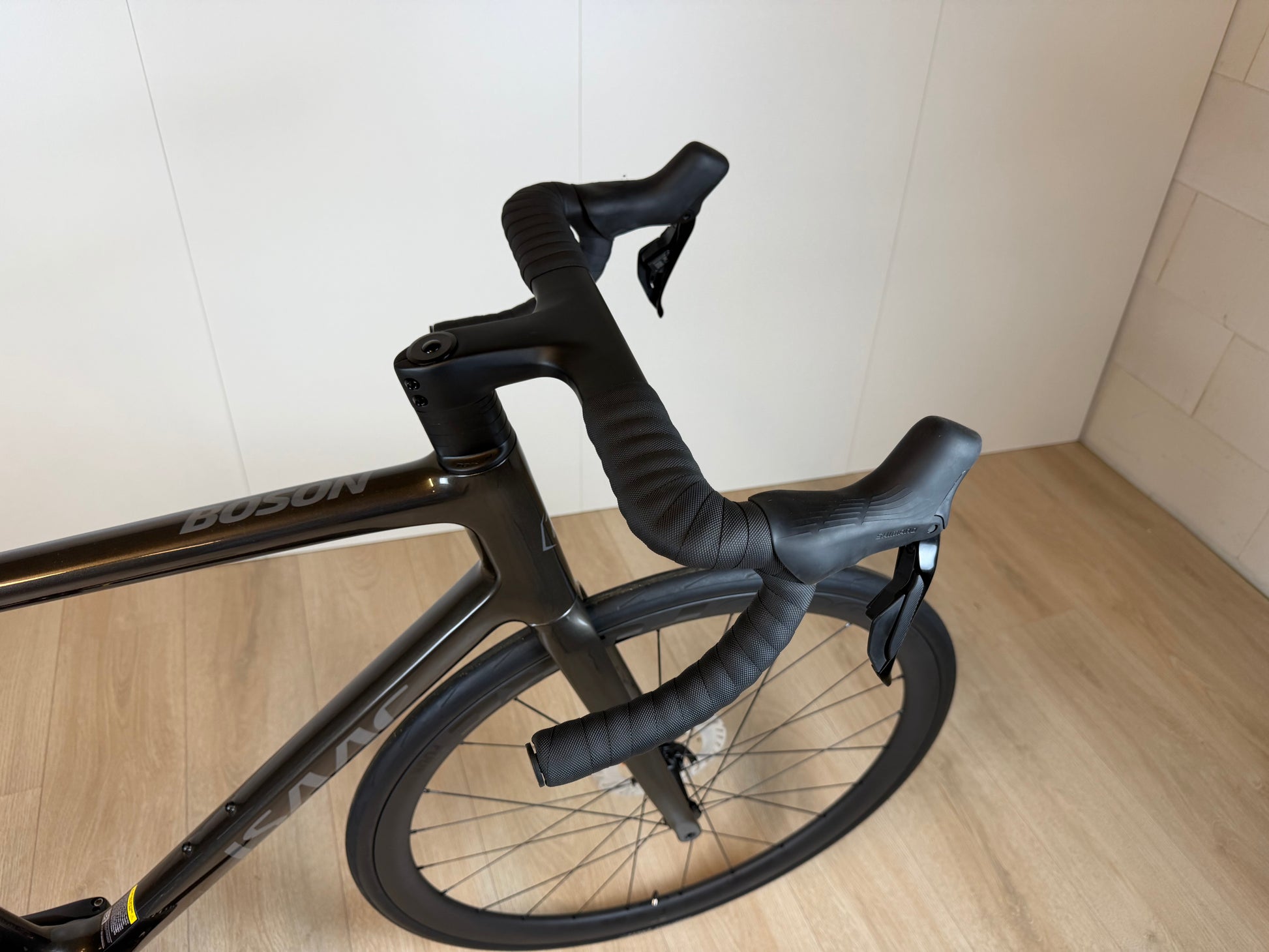 Zilveren Isaac Boson Sonic 2026 L racefiets van Vélo Studio met aerodynamisch frame en race-specifieke onderdelen.