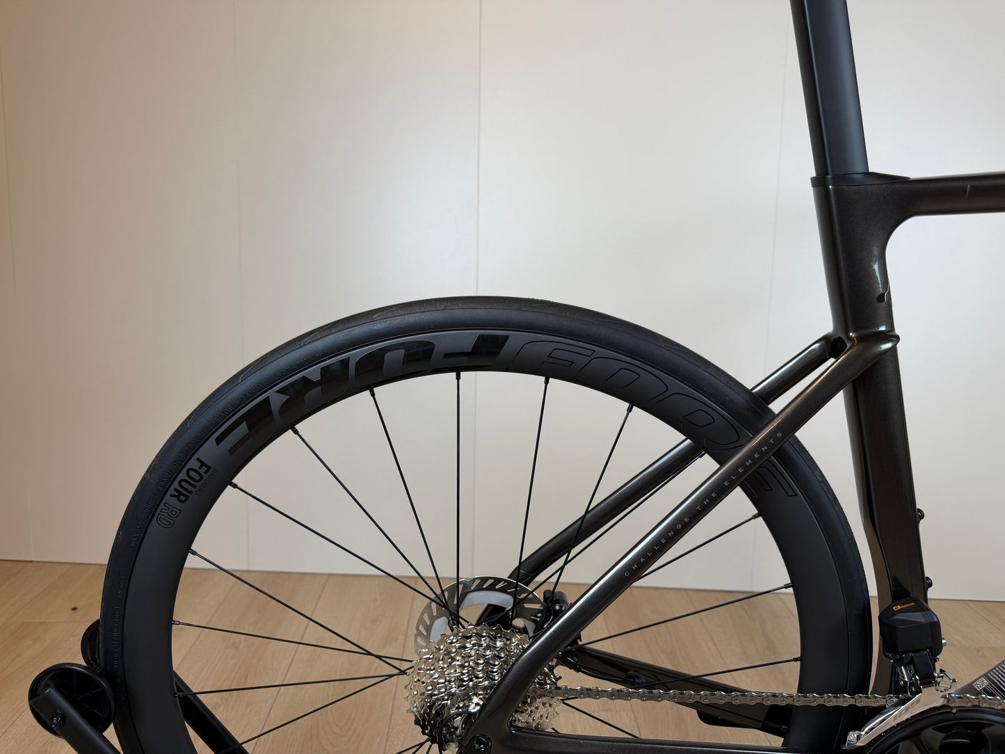 Zilveren Isaac Boson Sonic 2026 racefiets van Vélo Studio met aerodynamisch frame en racewielen, klaar voor snelheid.