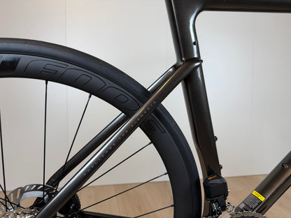 Racefiets Isaac Boson Sonic Silver 2026 L van Vélo Studio, zilveren racefiets met sportief frame en racestuur, zichtbaar in de afbeelding.