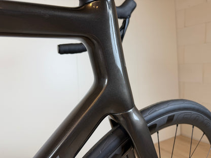 Zilveren Isaac Boson Sonic 2026 racefiets van Vélo Studio, close-up van het frame en wiel, sportief en gestroomlijnd design.