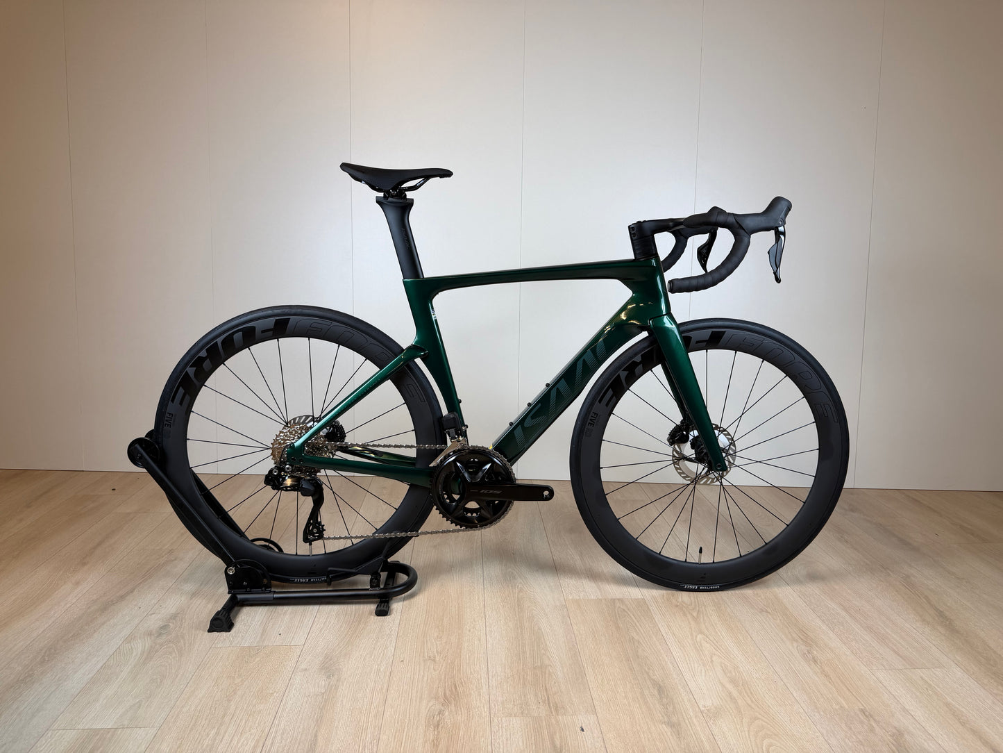 Groene Isaac Meson M racefiets van Vélo Studio met sportieve frame en aerodynamisch ontwerp, klaar voor snelle ritten.