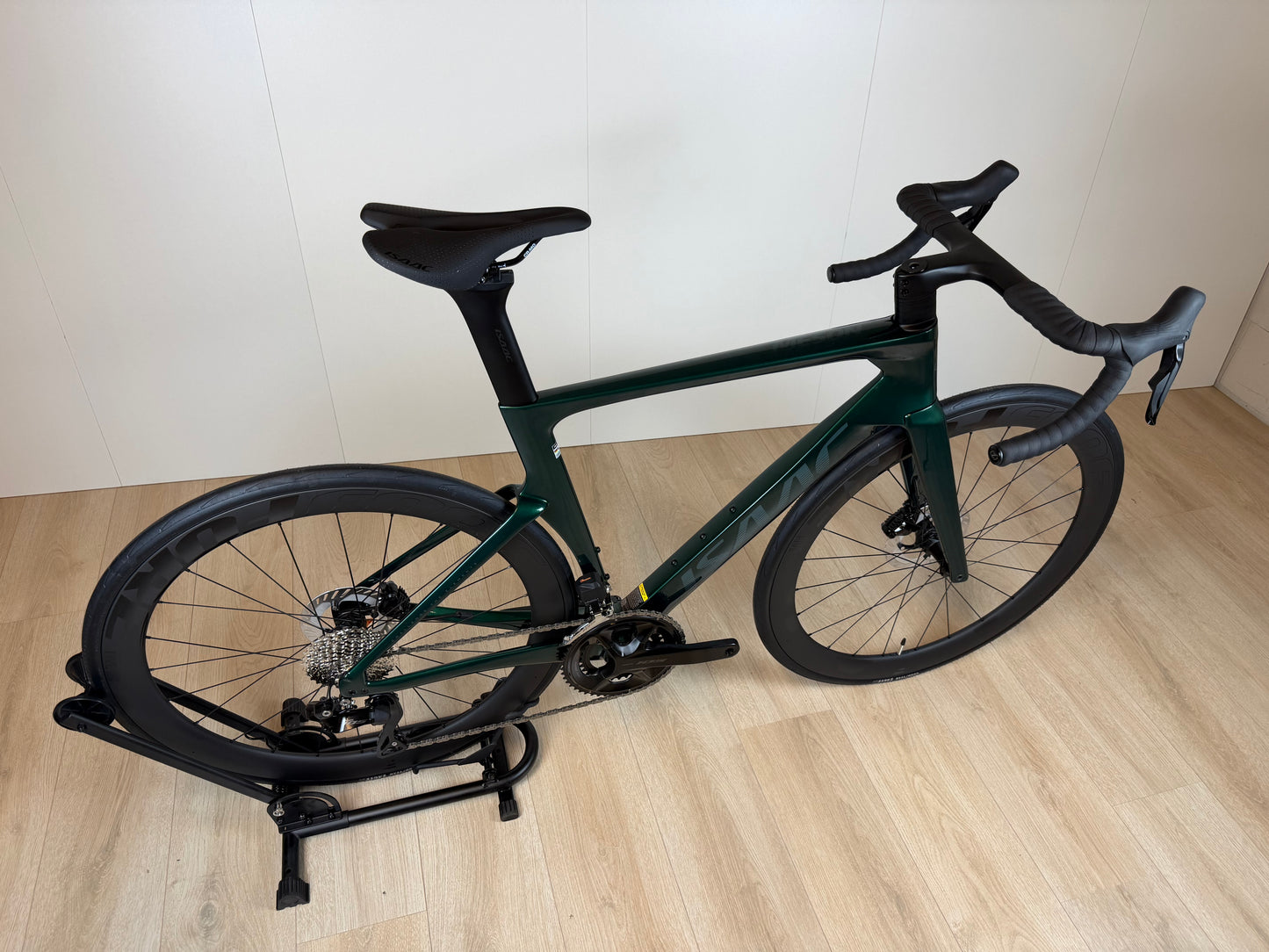 Groene Isaac Meson M racefiets van Vélo Studio, lichtgewicht frame en sportief ontwerp, klaar voor snelle ritten.