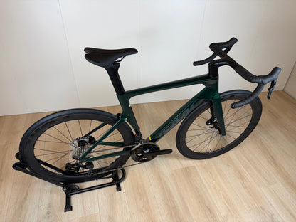 Groene Isaac Meson M racefiets van Vélo Studio, lichtgewicht frame en sportief ontwerp, klaar voor snelle ritten.
