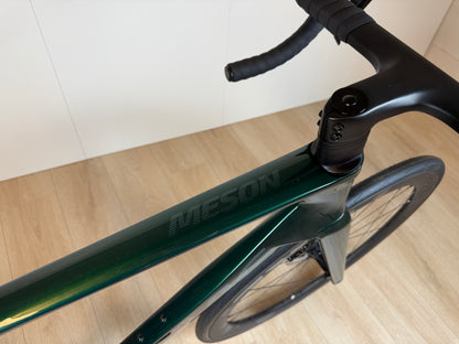 Groene Isaac Meson M racefiets van Vélo Studio met aerodynamisch frame en sportieve uitstraling, klaar voor de weg.