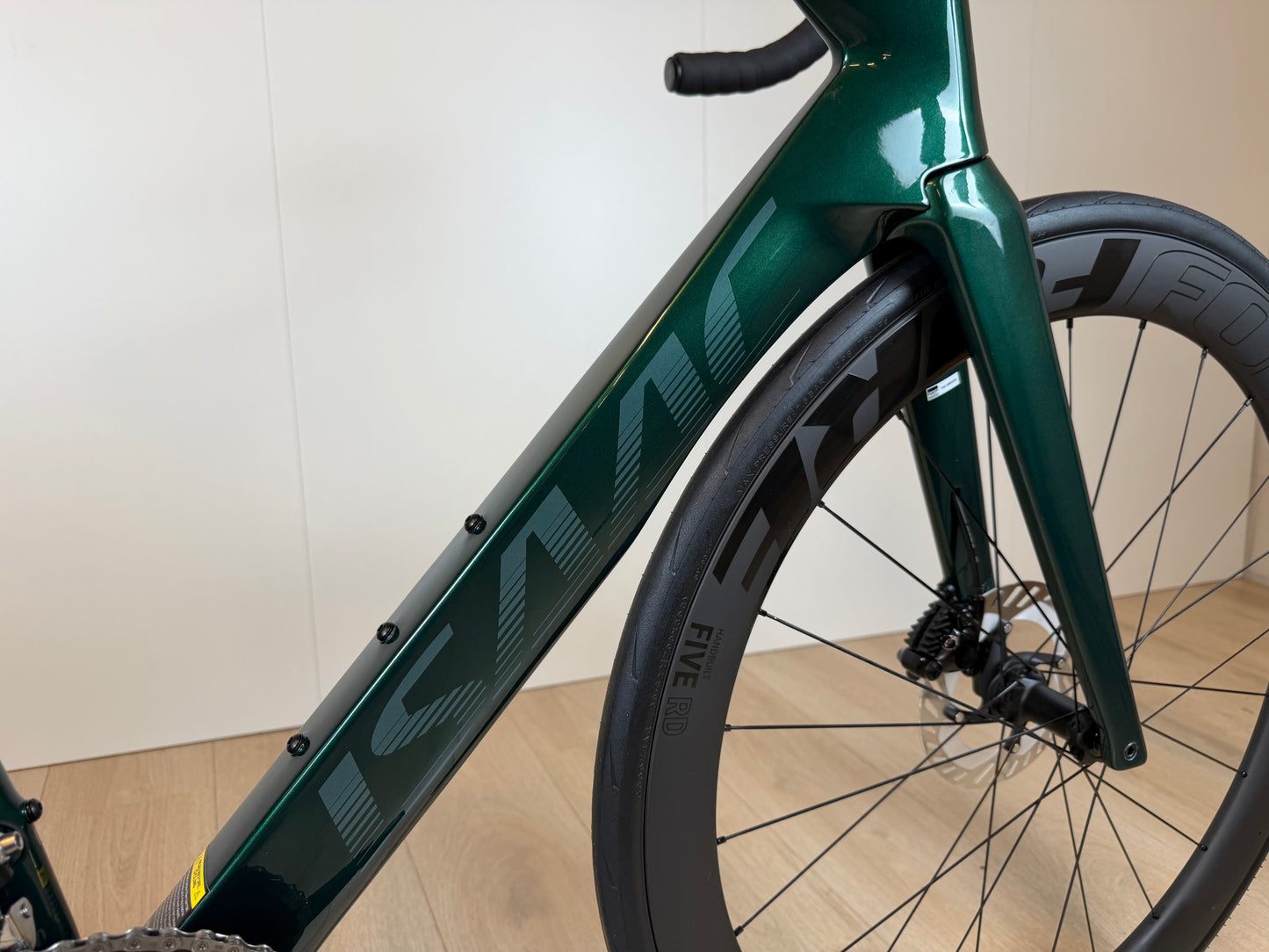 Groene Isaac Meson M racefiets van Vélo Studio, lichte fiets met aerodynamisch frame, klaar voor snelle ritten.
