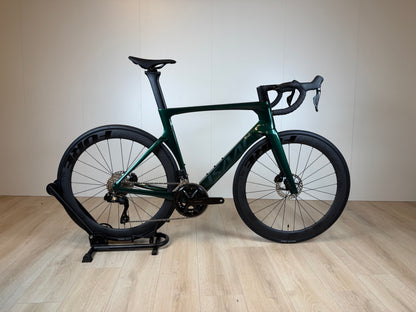 Groene Isaac Meson L racefiets van Vélo Studio, lichtgewicht frame en sportief ontwerp, zichtbaar in de afbeelding.