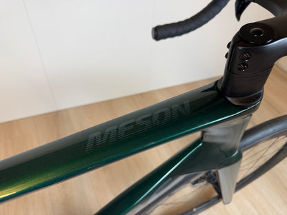 Groene Isaac Meson L racefiets van Vélo Studio met aerodynamisch frame en sportief design, klaar voor snelle ritten