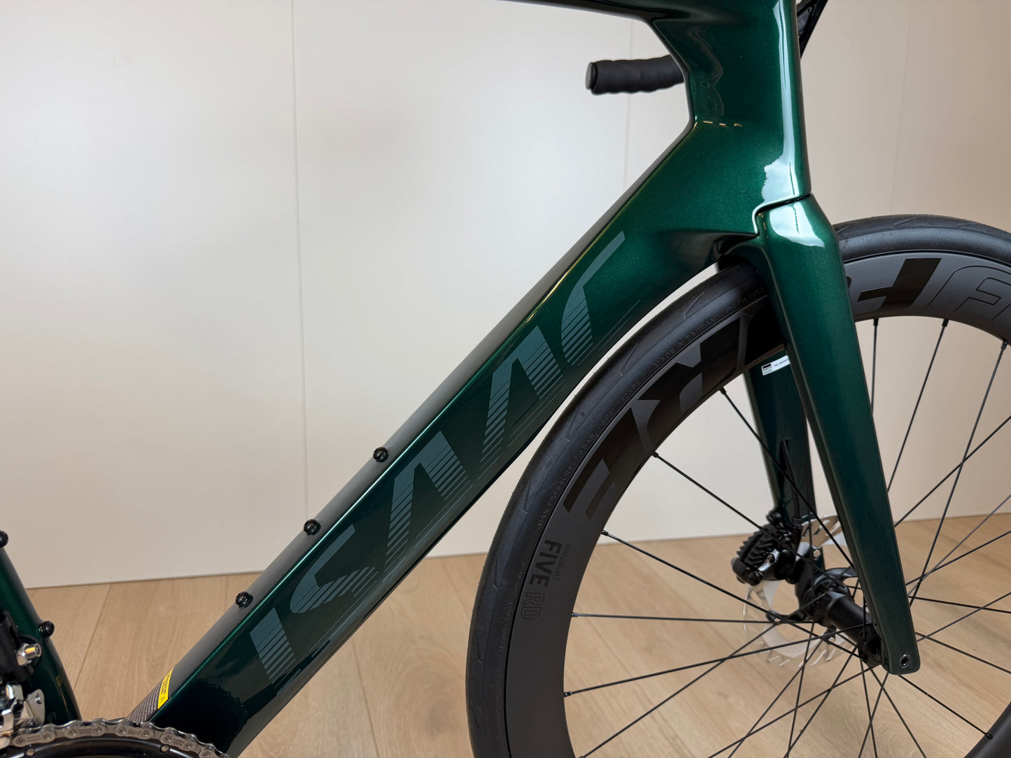 Groene Isaac Meson L racefiets van Vélo Studio met MTB-stuur en aerodynamisch frame, klaar voor snelheid en avonturen.