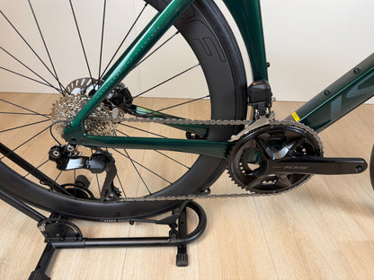 Groene Isaac Meson L racefiets van Vélo Studio met aerodynamisch frame en sportieve uitstraling, klaar voor snelle ritten.