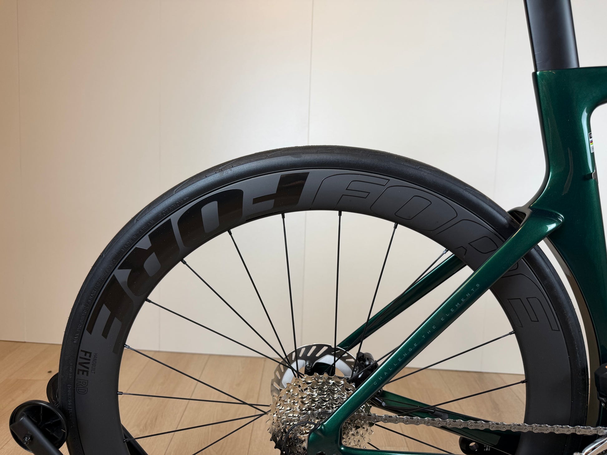 Groene Isaac Meson L racefiets van Vélo Studio met aerodynamisch frame en racewielen, klaar voor snelheid en prestaties.