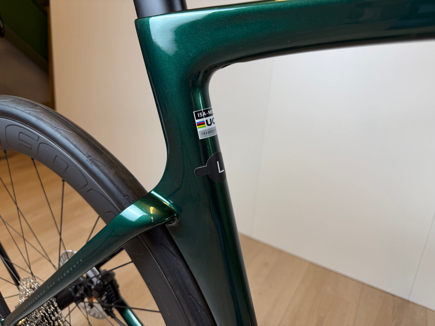 Groene Isaac Meson L racefiets van Vélo Studio, zichtbaar met frame en onderdelen, klaar voor gebruik.