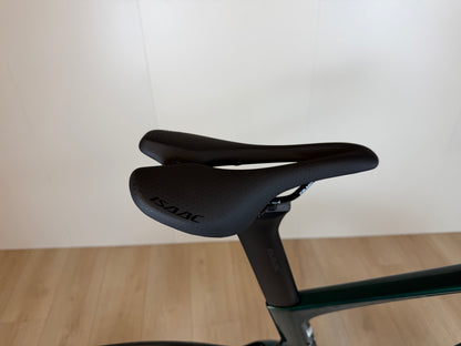 Groene Isaac Meson L racefiets van Vélo Studio met lichte frame en sportief design, zichtbaar op de afbeelding.