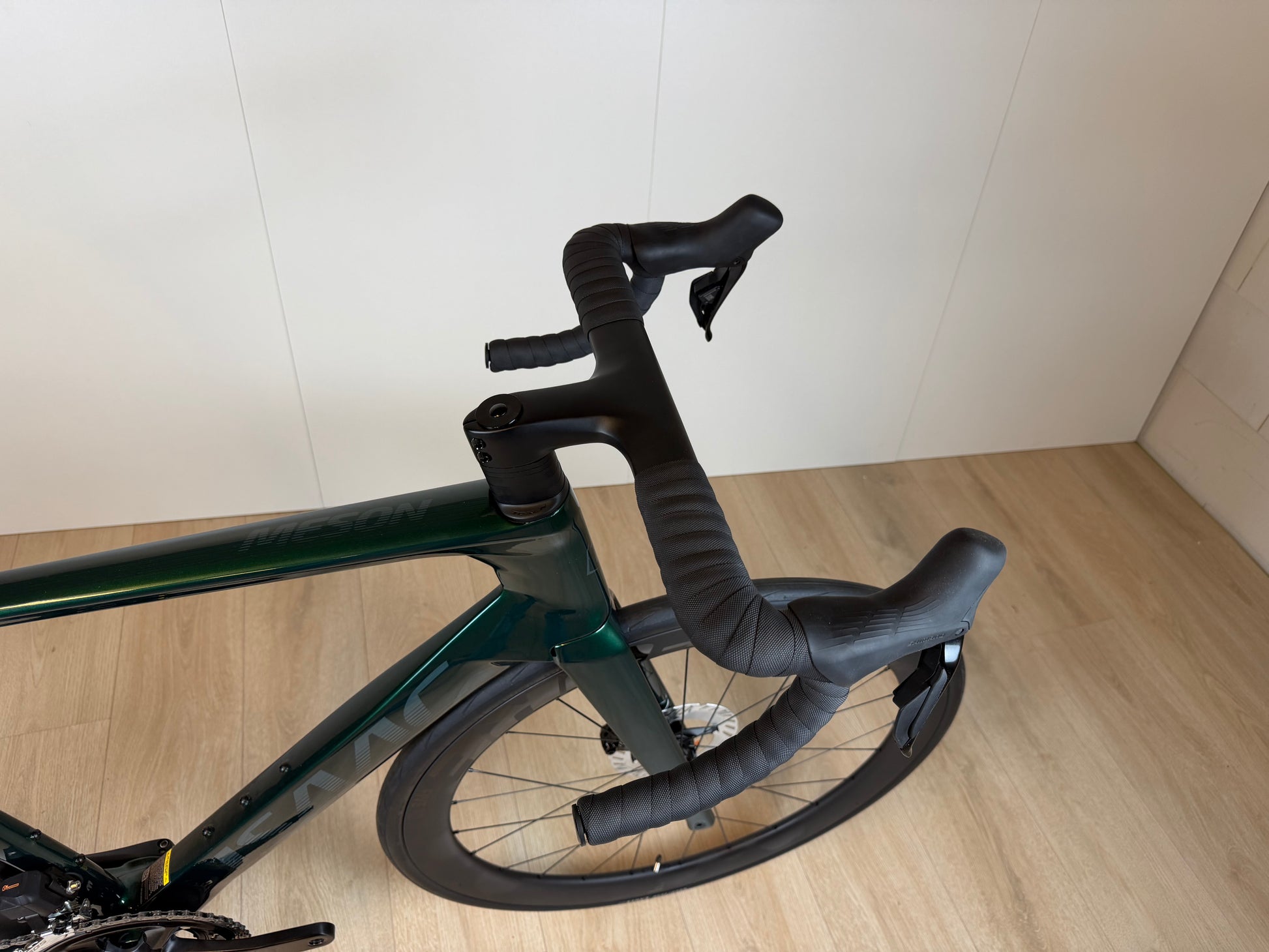 Groene Isaac Meson L racefiets van Vélo Studio, lichtgewicht frame en aerodynamisch ontwerp, klaar voor snel wielrennen.
