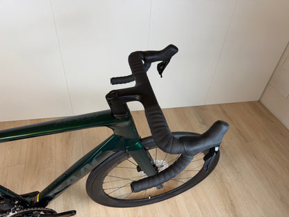 Groene Isaac Meson L racefiets van Vélo Studio, lichtgewicht frame en aerodynamisch ontwerp, klaar voor snel wielrennen.
