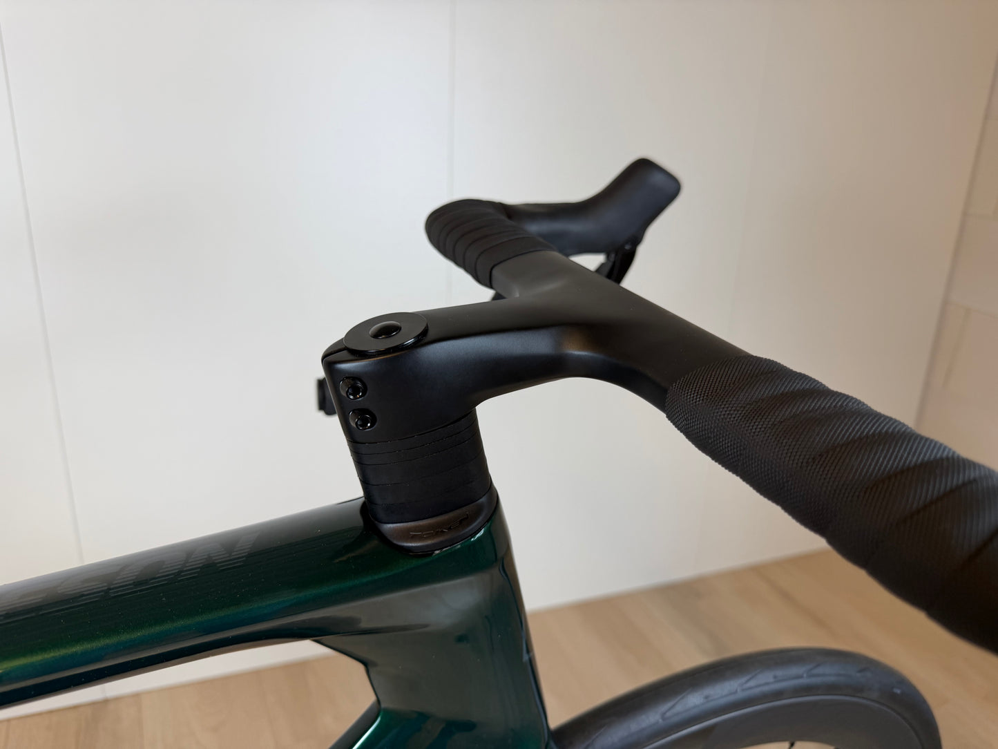 Groene Isaac Meson L racefiets van Vélo Studio met aerodynamisch frame en racegerichte details.
