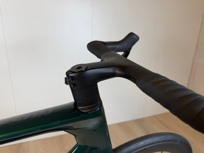 Groene Isaac Meson L racefiets van Vélo Studio met aerodynamisch frame en racegerichte details.