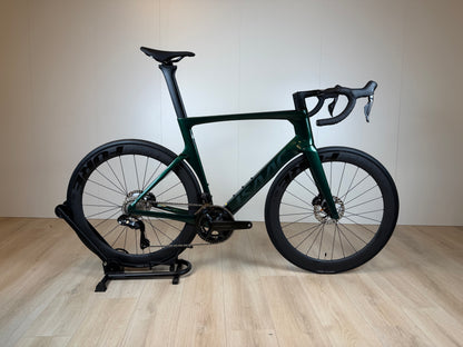 Groene Isaac Meson XL racefiets van Vélo Studio met aerodynamisch frame en sportieve uitstraling.
