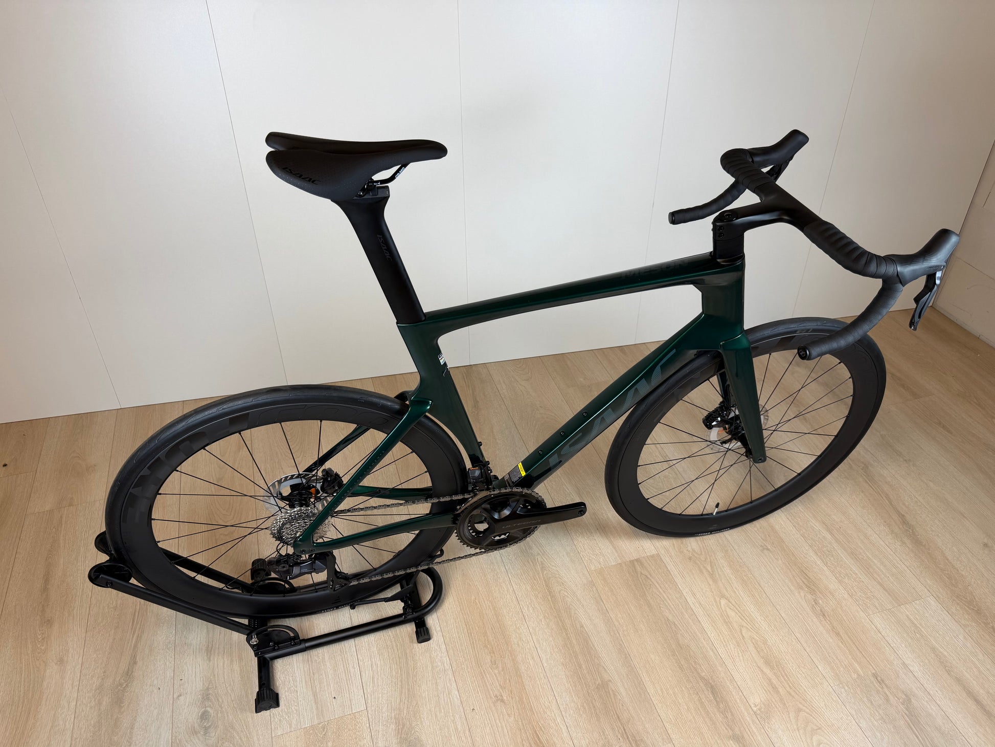 Groene Isaac Meson XL racefiets van Vélo Studio met aerodynamisch frame en racegerichte onderdelen, zichtbaar op de afbeelding