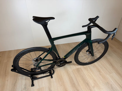Groene Isaac Meson XL racefiets van Vélo Studio met aerodynamisch frame en racegerichte onderdelen, zichtbaar op de afbeelding