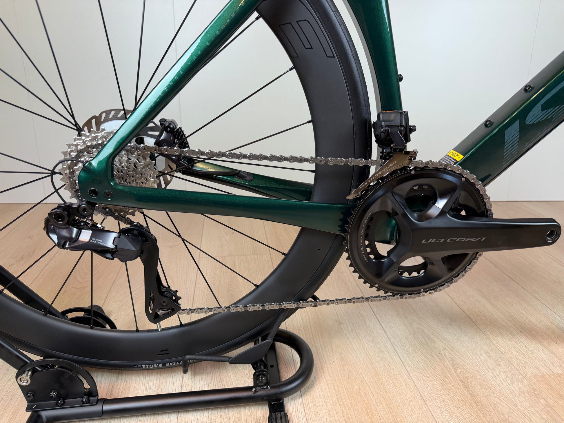 Groene Isaac Meson XL racefiets door Vélo Studio met lichtgewicht frame en sportief ontwerp, klaar voor snelheid en avontuur.